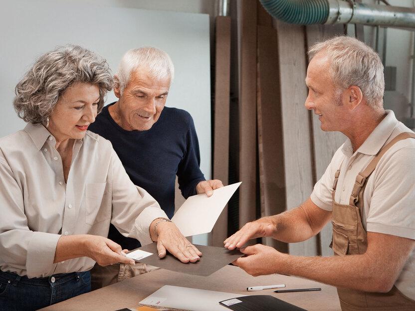 Oberflächenberatung mit fühlbarer Oberflächenstruktur durch Tischler für Eheleute
