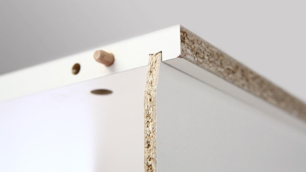 Detailaufnahme einer eingeschobenen Schrankrückwand von der Seite