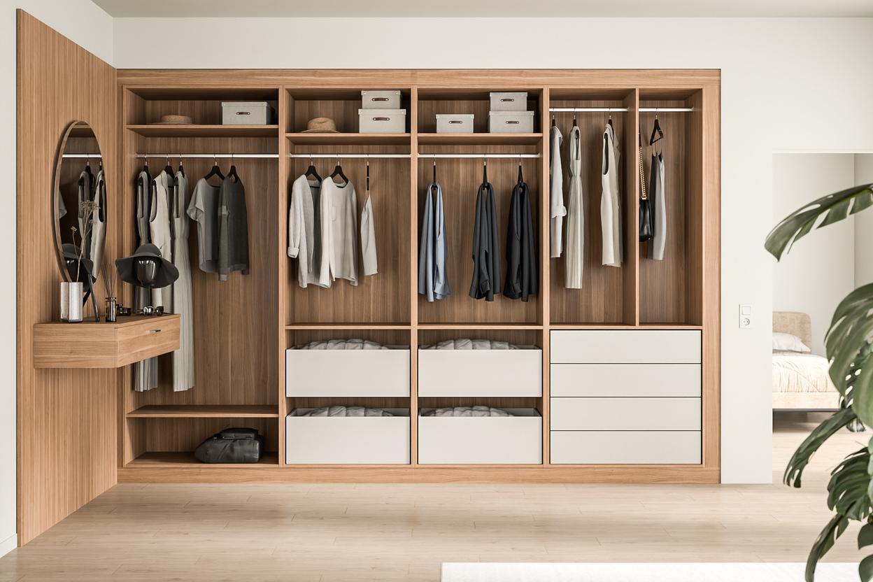 Maßgeschneiderter Kleiderschrank aus Holz mit Spiegel und Schminktisch, weißen Schubladen und vielseitigen Aufbewahrungsfächern.