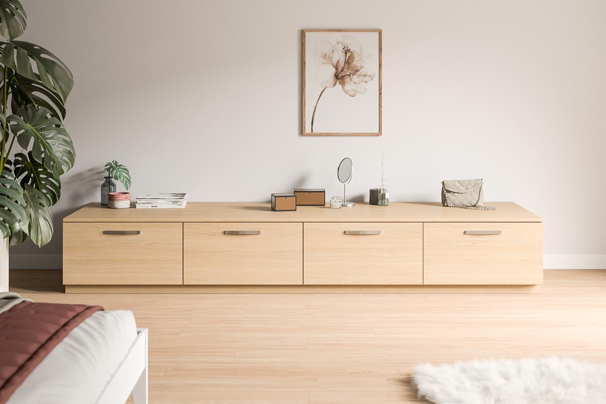 Modernes Sideboard nach Maß in einem minimalistischen Zimmer Ein maßgeschneidertes Sideboard aus hellem Holz mit dekorativen Gegenständen und einer Pflanze in einem schlichten Raum.