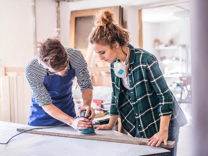 Mann und Frau mit Exzenterschleifer Mann und Frau mit Exzenterschleifer